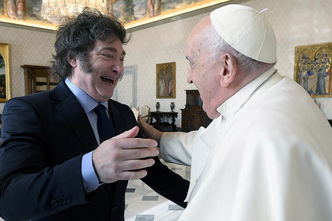 El cálido saludo entre Milei y el Papa en su encuentro de este lunes.
