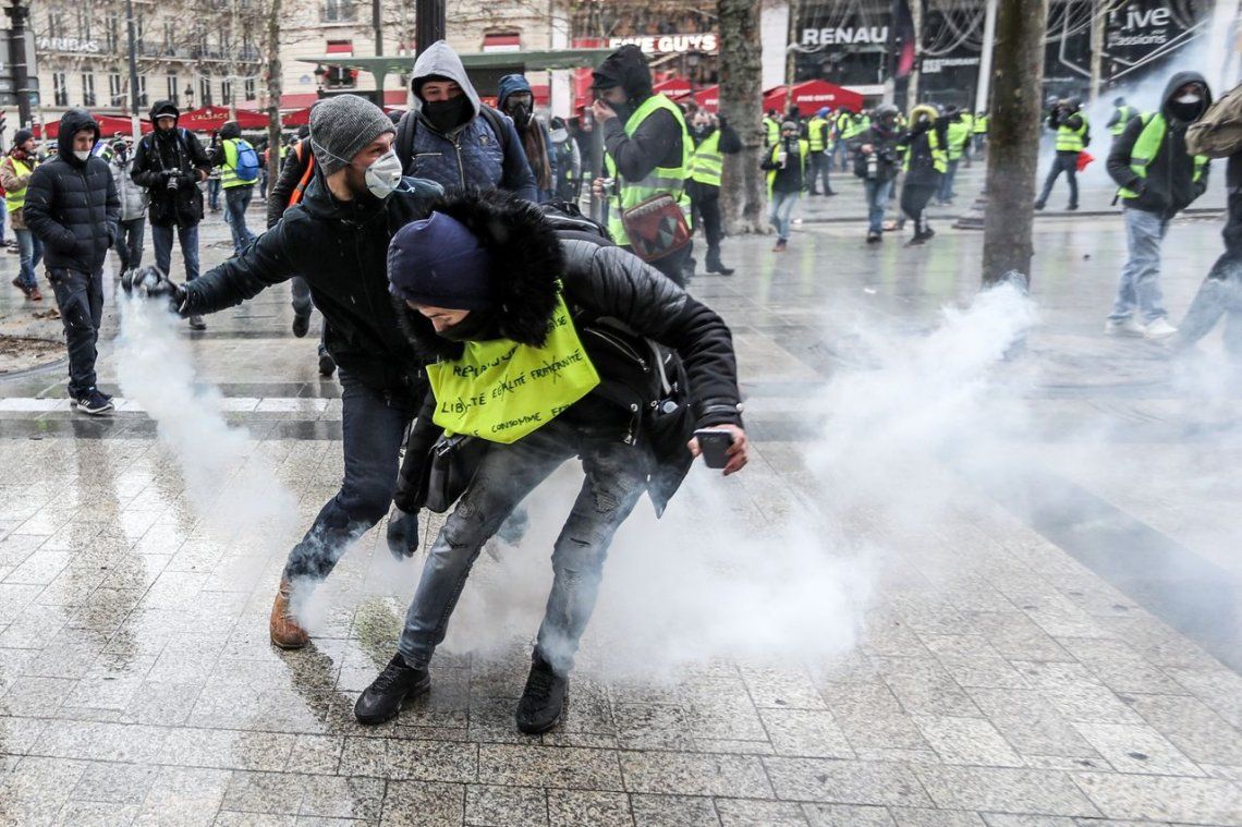 Los chalecos amarillos vuelven a marchar en Paris tras los anuncios de Macron