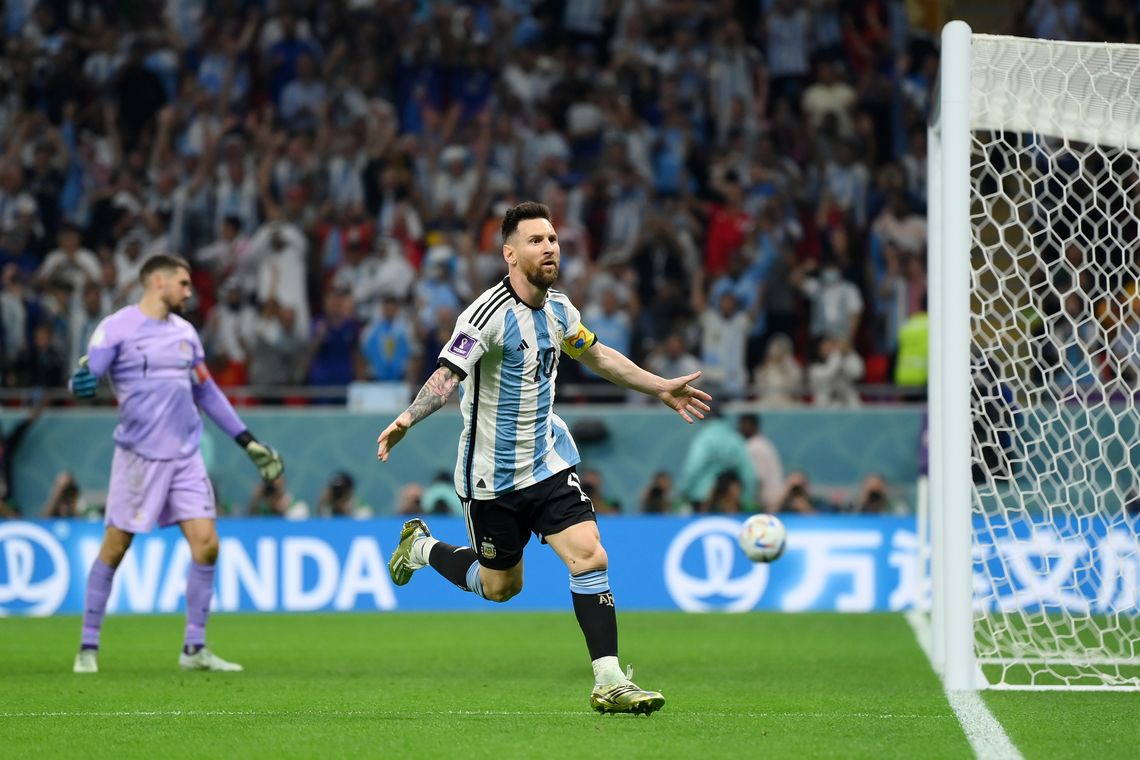 Argentina derrotó a Australia 2-1 y está en cuartos de final