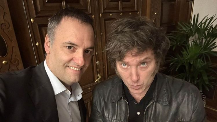 Milei volvió a respaldar a su jefe de Gabinete, Manuel Adorni.
