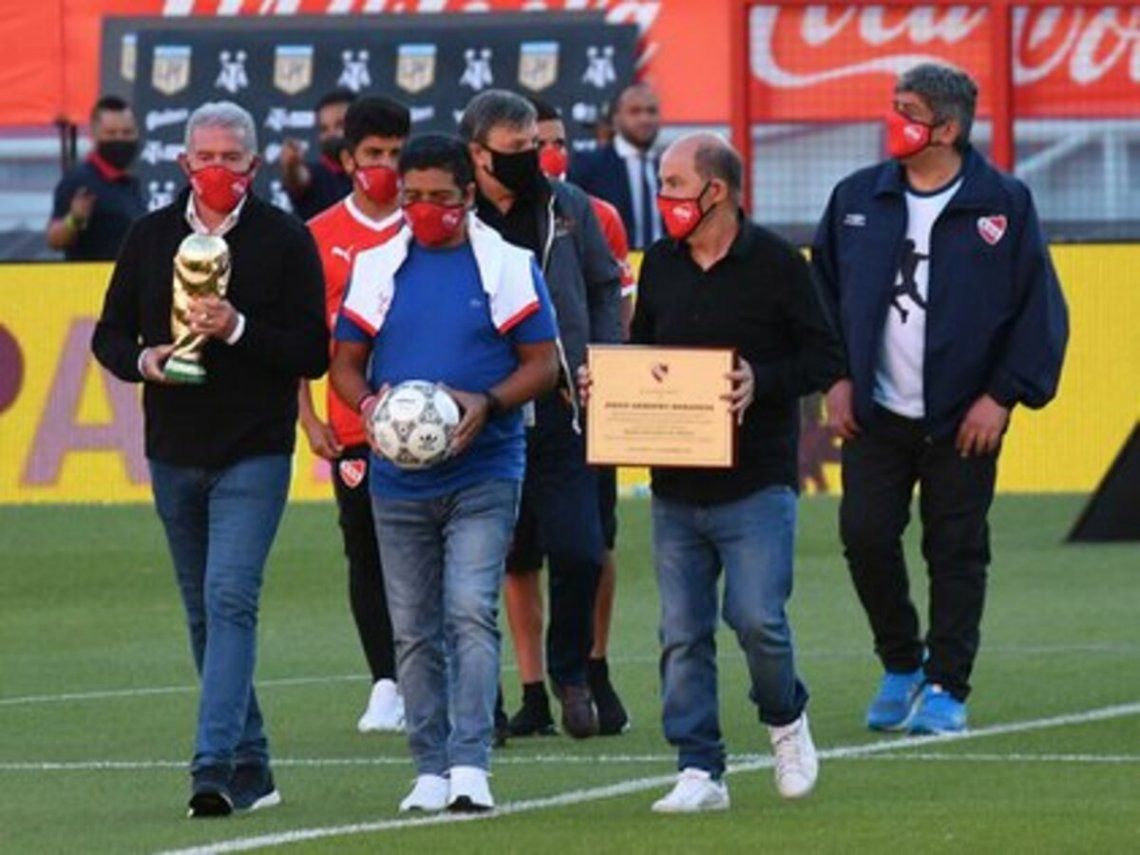 Bochini y Burruchaga recordaron a Maradona en Avellaneda.