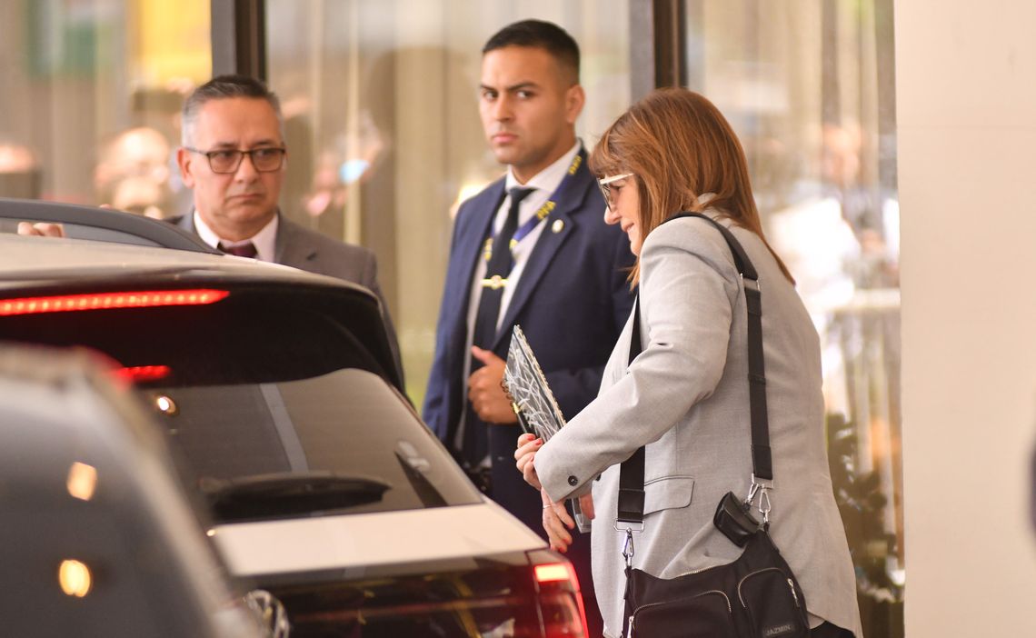 La llegada de Patricia Bullrich al hotel donde reside Milei.