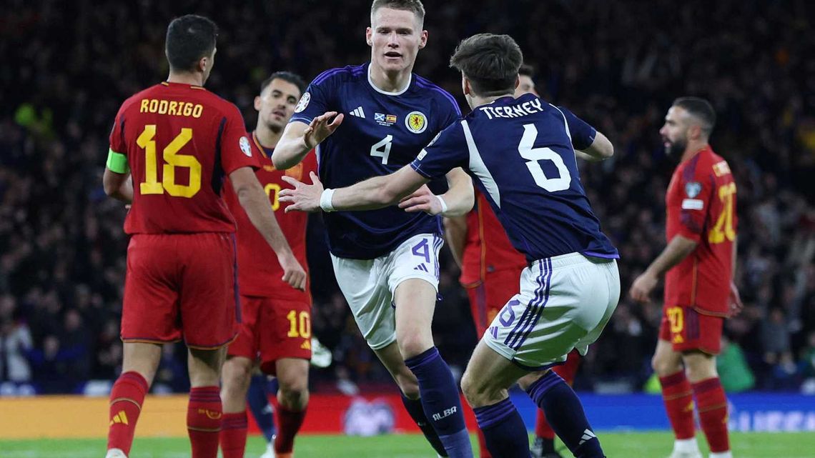 Escocia se hizo fuerte de local y venció 2-0 a España.