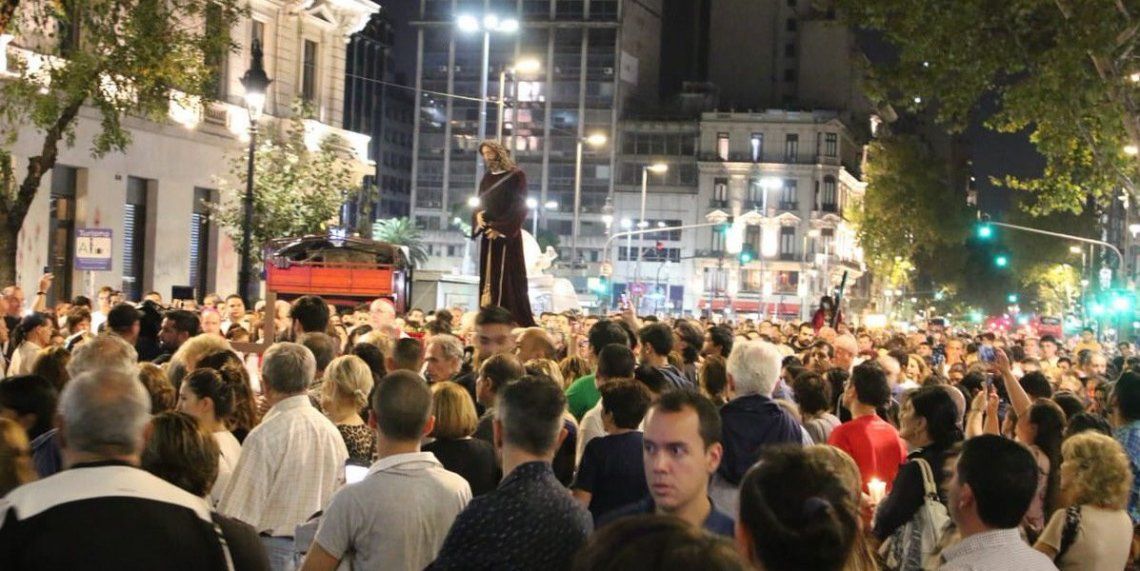 Cientos de fieles en el Vía Crucis porteño por Avenida de Mayo