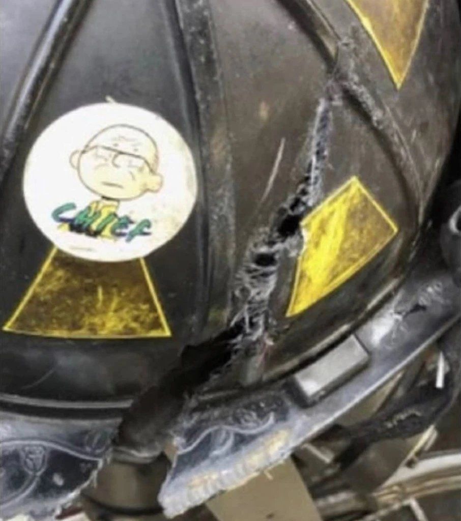 Foto del casco del bombero noqueado por el aire acondicionado en Nueva York.