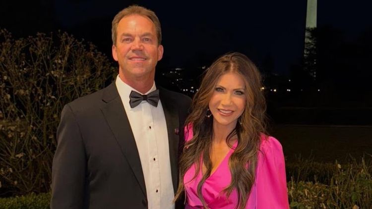 Byron Noem junto a su esposa Kristi Noem, exfuncionaria de Trump, quien la despidió el pasado 5 de marzo.