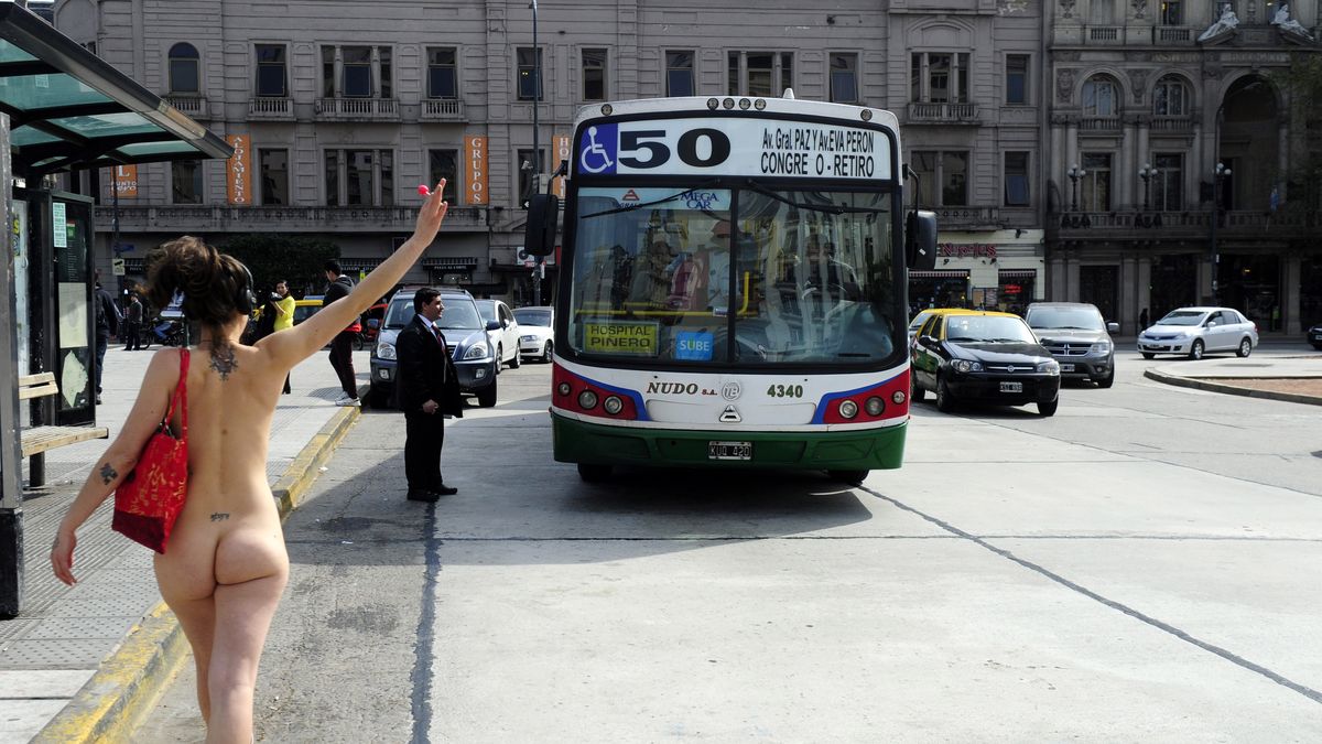 Mujeres pasearon desnudas por el centro