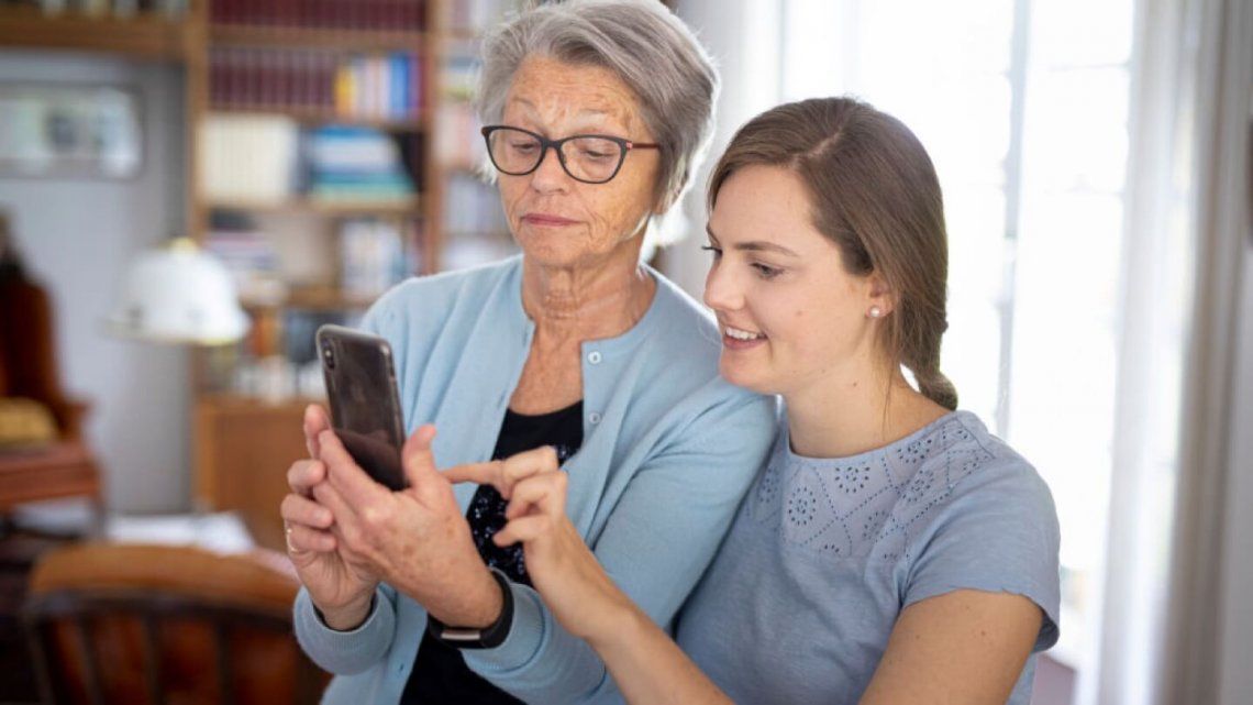 Motorola te brinda consejos para ayudar a los adultos mayores a aprovechar sus celulares