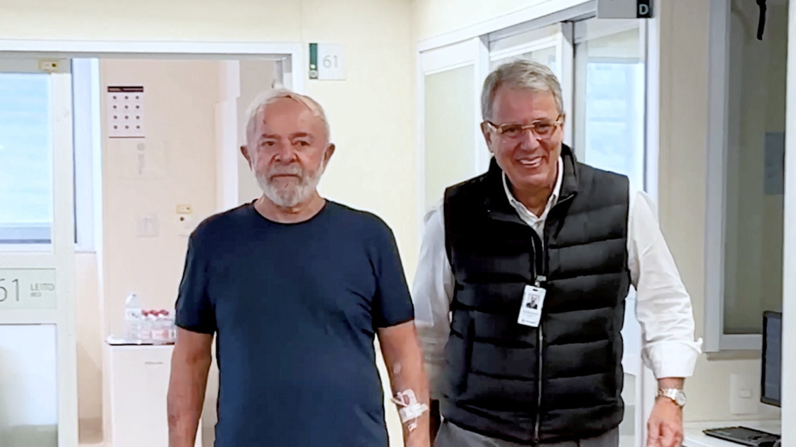 Lula camina recuperado junto a su médico 