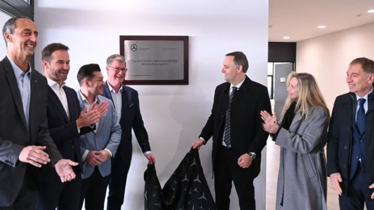 Manuel Adorni junto a Karina Milei en la inauguración de una planta de Mercedes Benz&nbsp;