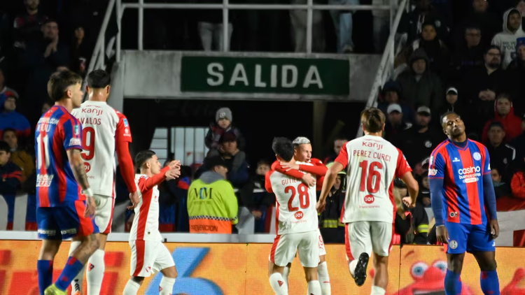 El equipo de Quinteros pisó fuerte en Bajo Flores.