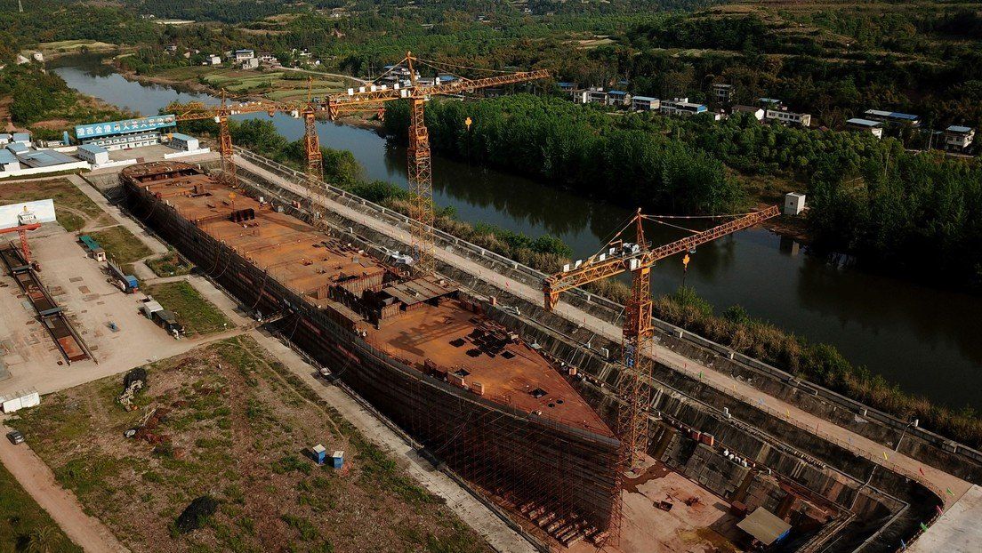 La réplica aún en construcción del barco Titanic en el condado de Daying, en el suroeste de China, el 27 de abril de 2021.