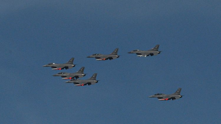 Los seis aviones F-16 cruzaron el cielo porteño.