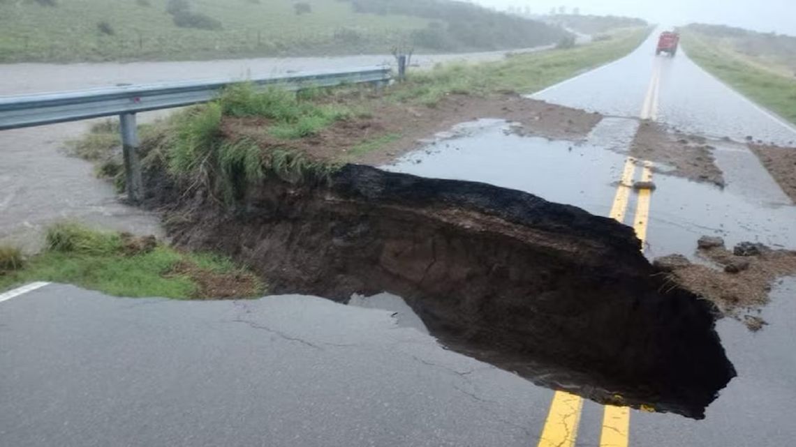 Así quedó la Ruta 35 en Bahía Blanca tras el temporal. 