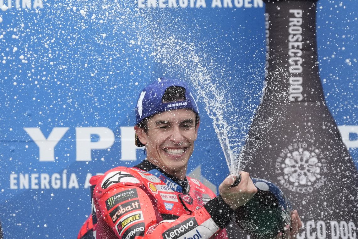 El piloto español Marc Márquez  (Ducati Desmosedici GP25) se quedó con la victoria en la segunda jornada del Moto GP 2025.