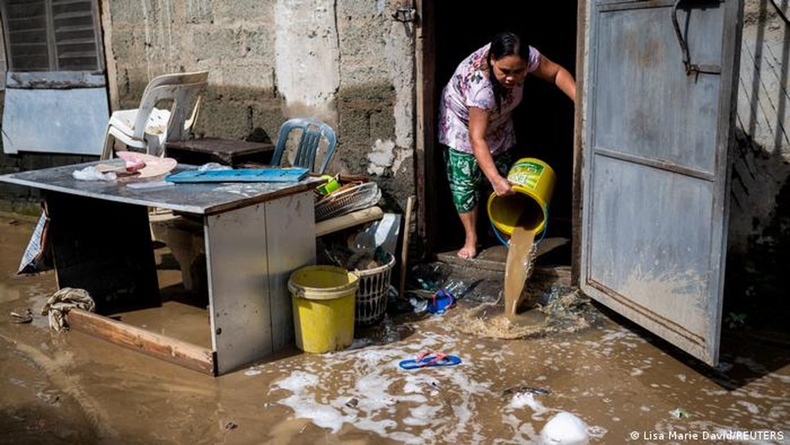 Se evacuaron a 81 mil personas y murieron 25 por las inundaciones en Filipinas.