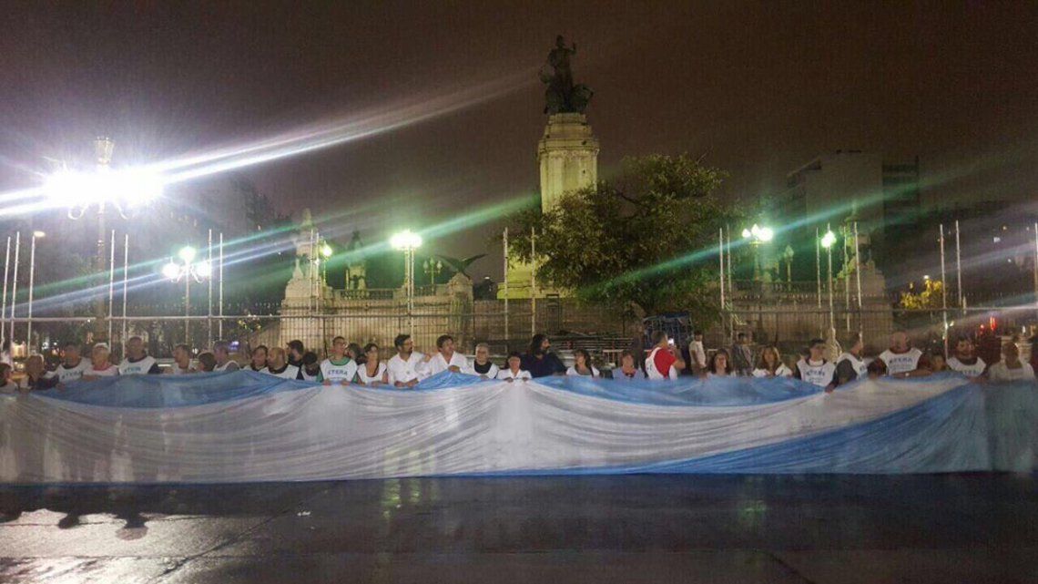 Violento desalojo a docentes que instalaban una escuela itinerante