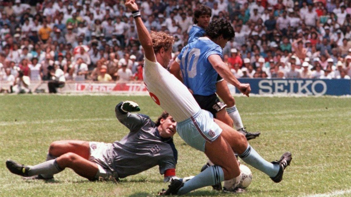 Diego Maradona, a centímetros de marcar su segundo gol a Inglaterra, considerado luego como el