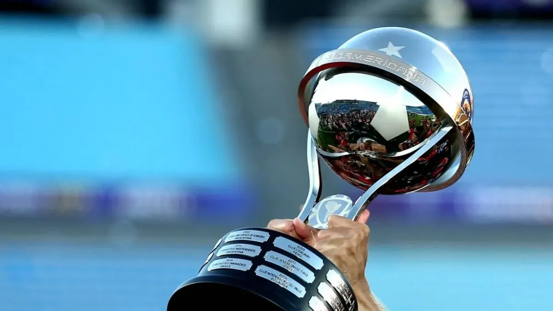 El trofeo de la Copa Sudamericana.