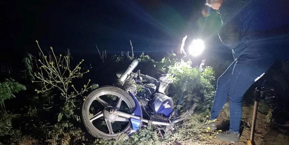 Dos motociclistas murieron en Santa Fe al caer de un puente.