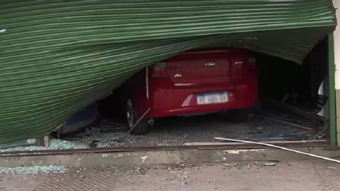 Un auto se incrustó en un local de Villa Urquiza.