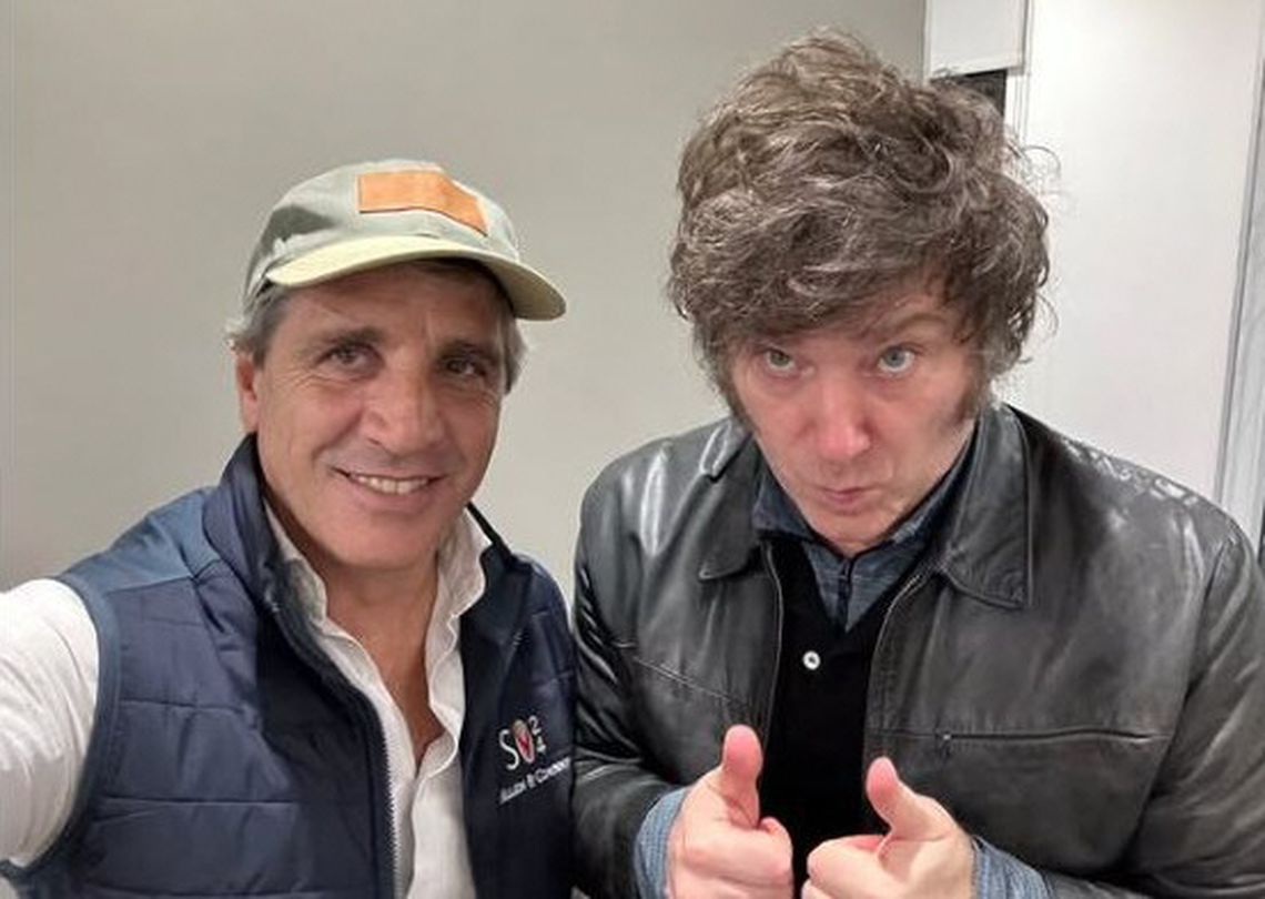 Luis Caputo y Javier Milei culparon a la oposición por la caída de los bonos. 
