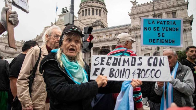 El gobierno mantiene congelado el bono para los jubilados y pensionados.
