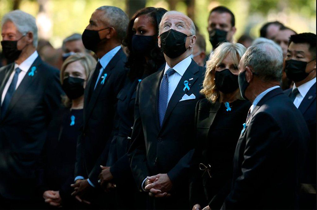 Biden acompa&ntilde;ado de Obama y Clinton en la ceremonia llevada a cabo en Nueva York.