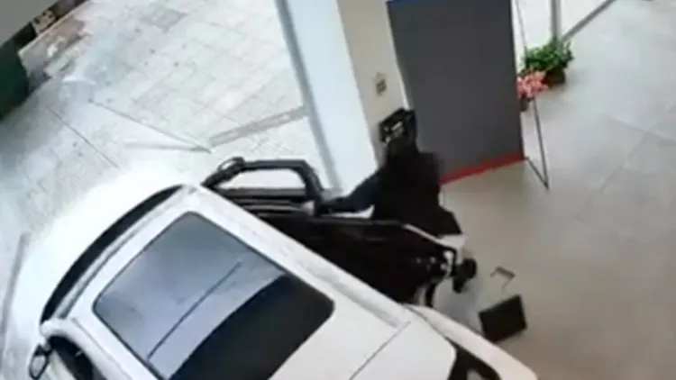Las imágenes del accidente muestran cómo el automóvil atravesó la vidriera mientras los empleados de la concesionaria observaban la escena.