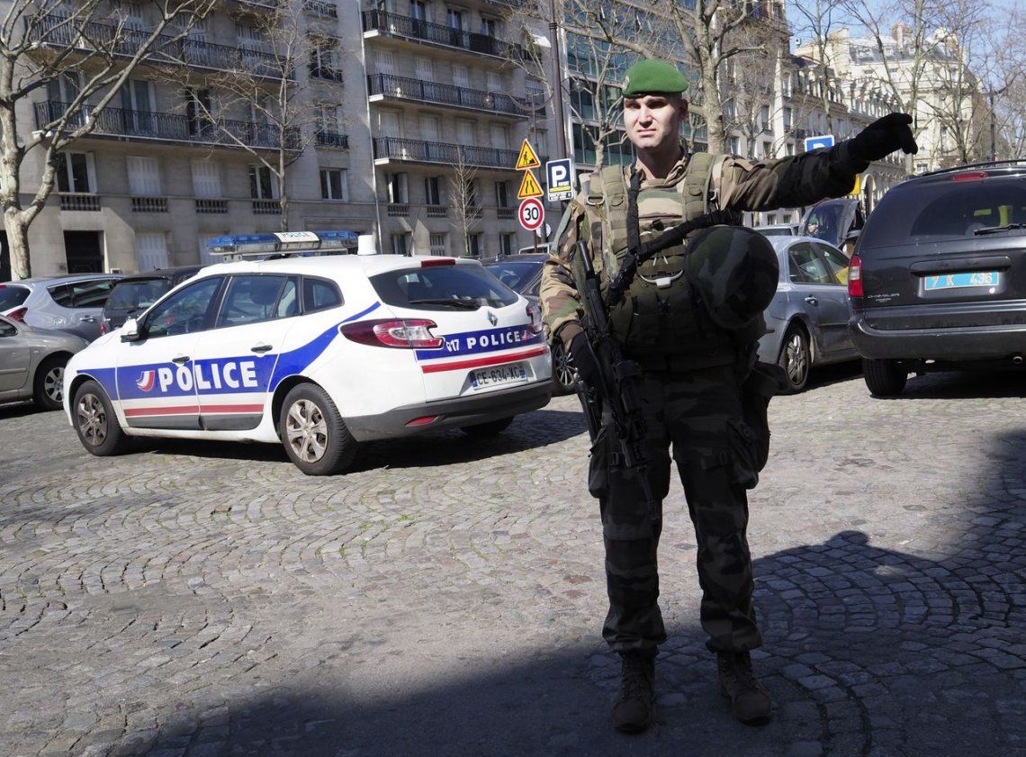 Explotó una carta bomba en la oficina del FMI en París: hay una herida