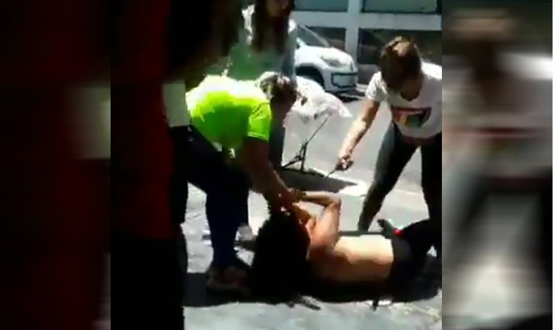 Video | Golpearon y desnudaron a una mechera en San Miguel de Tucumán