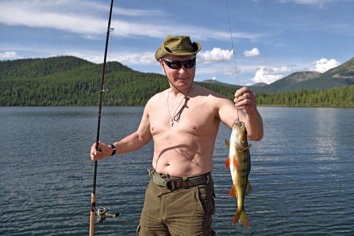 Putin se mostró pescando y nadando en cuero en la helada Siberia