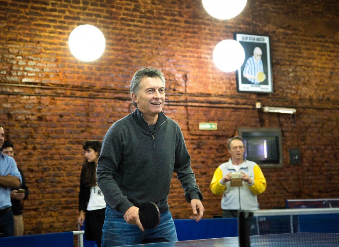 Macri jugó al ping-pong con un anciano en un bar emblemático de la Ciudad