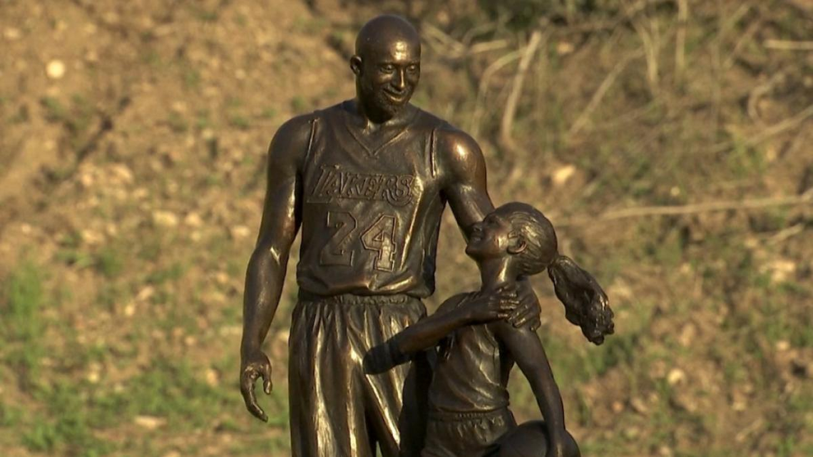Colocaron una estatua de Kobe Bryant y su hija en el lugar donde murieron