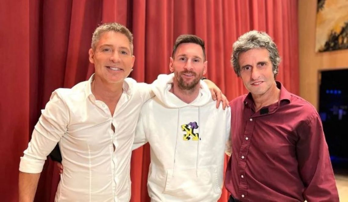 Messi fue este sábado a la noche al teatro El Nacional para ver la obra de su amigo Adrián Suar y Diego Peretti.