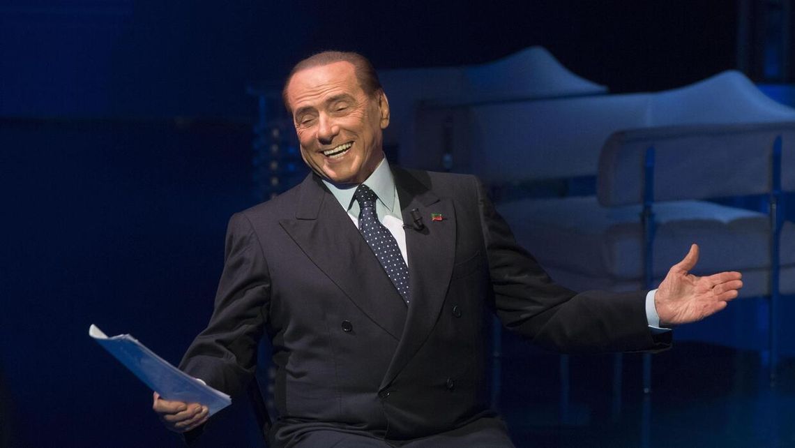 Berlusconi promete un micro con prostitutas como motivación a los futbolistas del Monza.