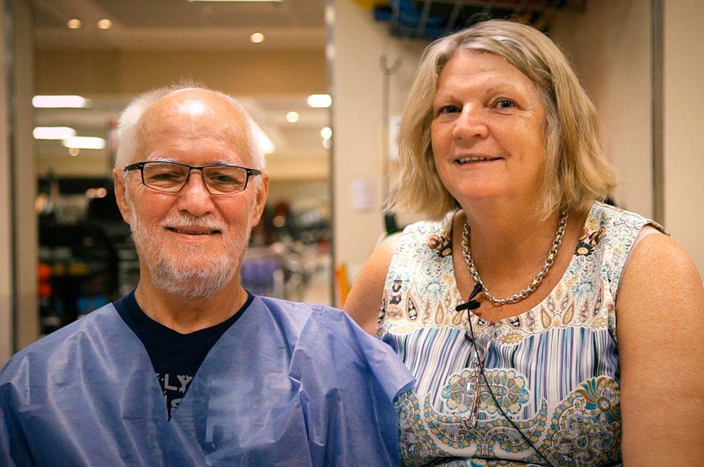 Terrence Bulmer y su esposa, durante la internación. La pareja australiana fue asistida por la Defensoría del Turista y la Embajada. Archivo.