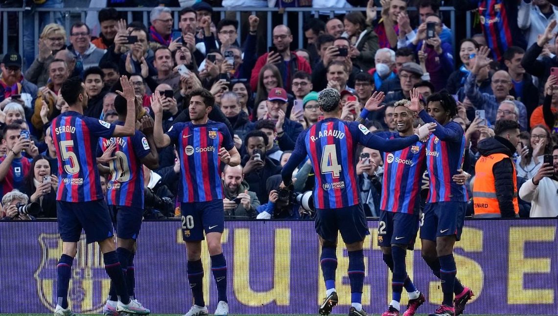 Barcelona festeja el gol del triunfo que lo encamina al título.