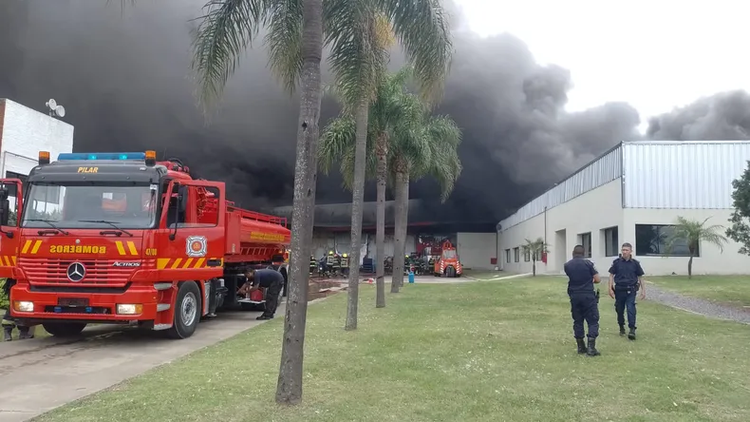 Bomberos trabajan para sofocar incendio en una fábrica de bañeras en Pilar.