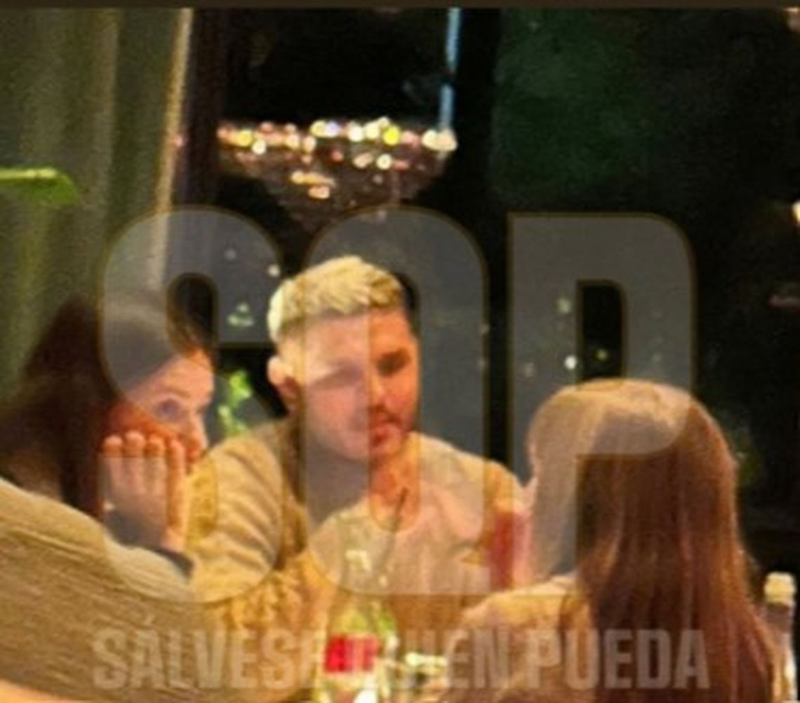 La China Suárez, Mauro Icardi, Isabella y Francesca, cenando en Gardiner. 