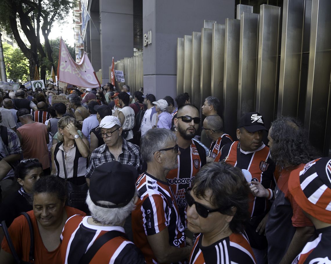 La hinchada de Chacarita dijo presente.