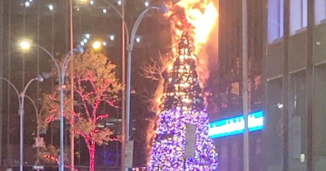 Nueva York: incendiaron un gigantesco árbol de Navidad