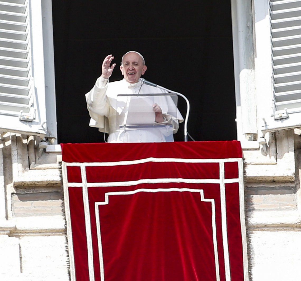 El papa Francisco pasó la tijera por los sueldos de la curia.