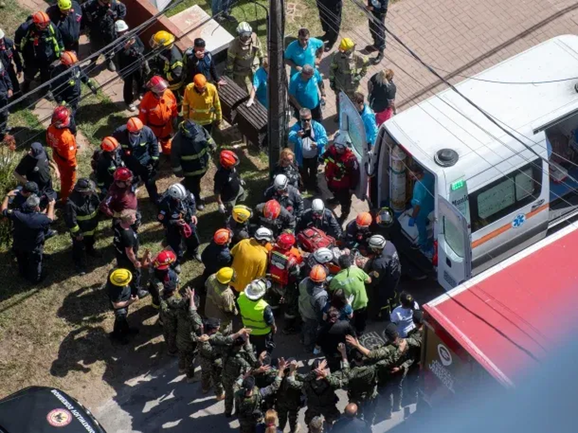 Una mujer de 79 años pudo ser rescatada con vida de entre los escombros.