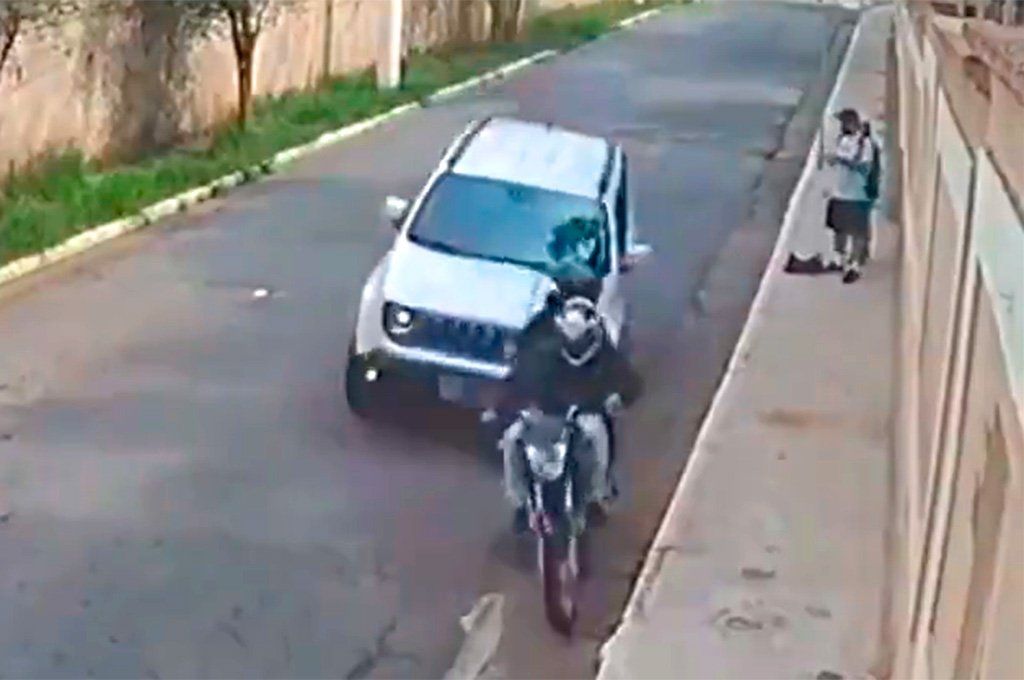 El momento exacto en el que los motochorros son atropellados por un automovilista que pasaba por el lugar. Captura.