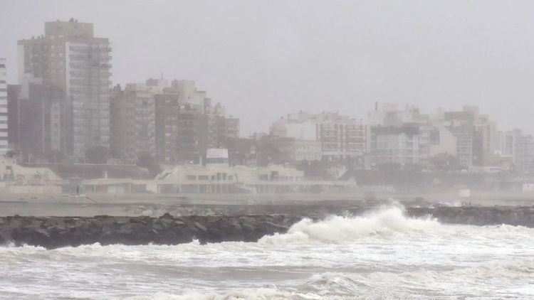 De acuerdo con el Servicio Meteorológico Nacional, la zona que abarca Mar del Plata hasta Necochea seguirá bajo alerta naranja por vientos este sábado.