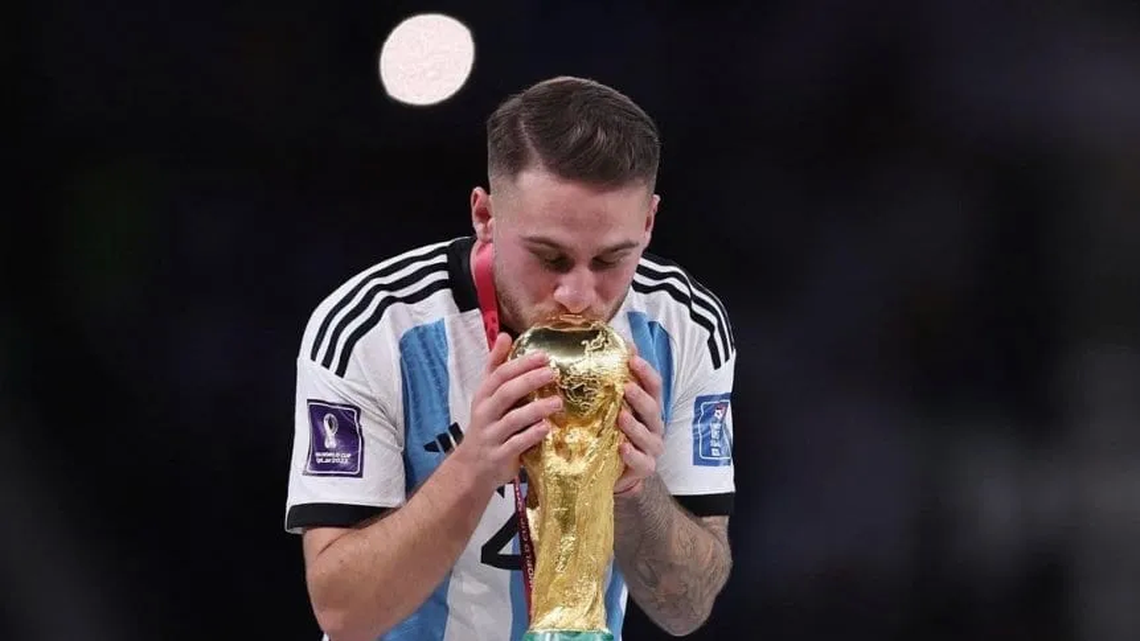 Alexis Mac Allister besando la Copa del Mundo.