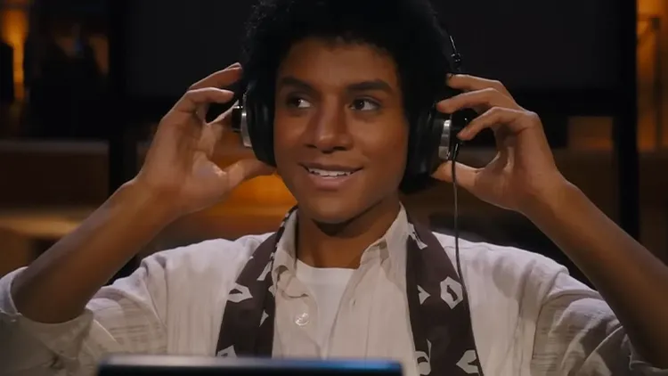 La película cuenta la historia de la vida del artista más grande del mundo más allá de la música.