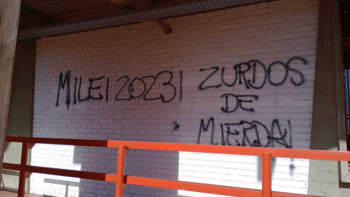 Pintadas con amenazas y llamados a votar por Milei en la Universidad de Cuyo