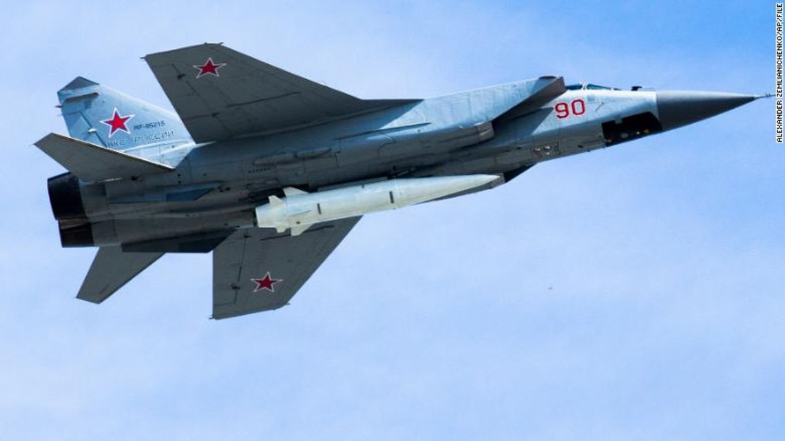 El misil supersónico Kinzhai de Rusia montado en un avión de combate.